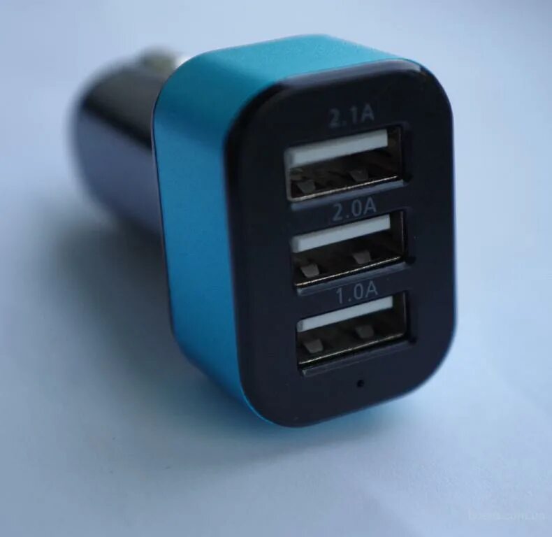 Зарядка 2.5 Ампера 2 юсб. Зарядка 2 USB C 1 USB прикуриватель. Зарядка авто 2 юсб 2 прикуривателя. Юсб зарядка в авто Defender.