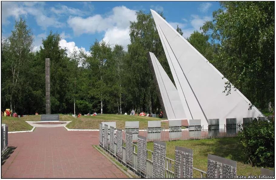Памяти павших кириши. Кириши ленинградская область мемориал. Братское захоронение кириши. Кириши мемориал. Кириши памятник вечный огонь.