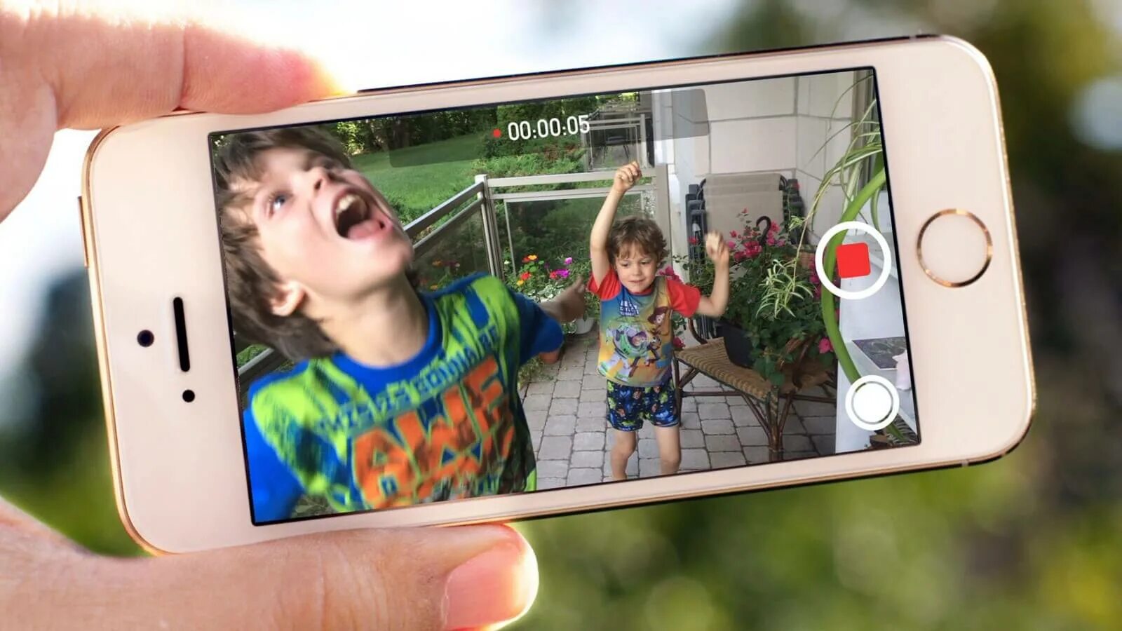 Как красиво снять видео на айфон. Фотографирует на телефон. Съемка на телефон. Съемка дети смартфон. Смартфон фоткает.