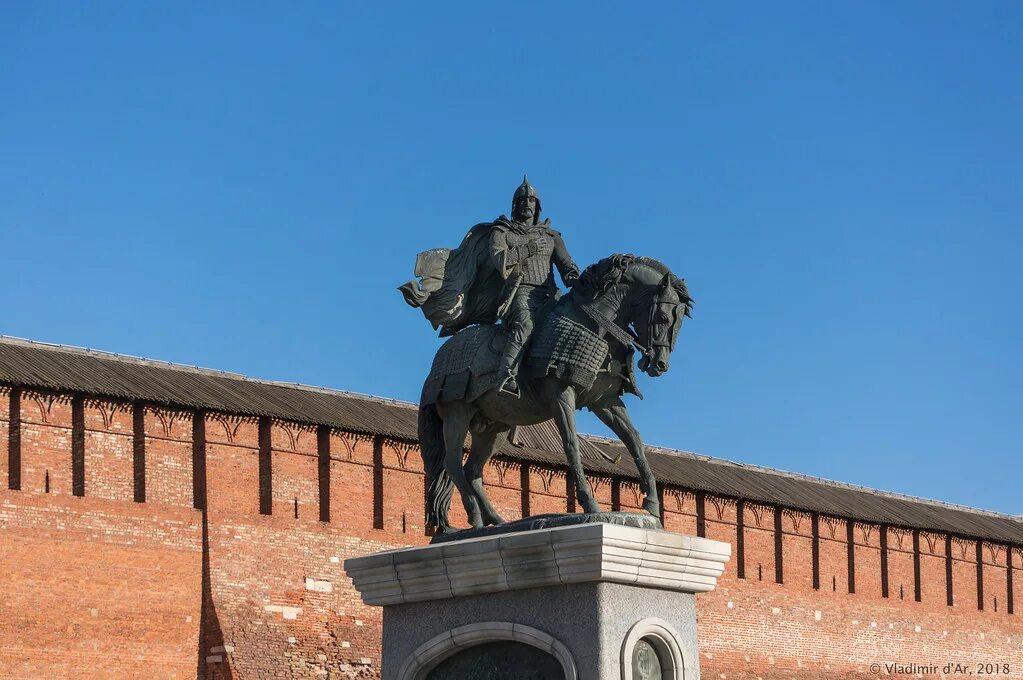 Какой памятник посвящен куликовской битве. Памятник Дмитрию Донскому Коломна Маринкина башня. Памятник князю Дмитрию Донскому в Коломне. Памятник князю Дмитрию Донскому и Маринкина башня.. Памятник Дмитрию Донскому у Коломенского Кремля.