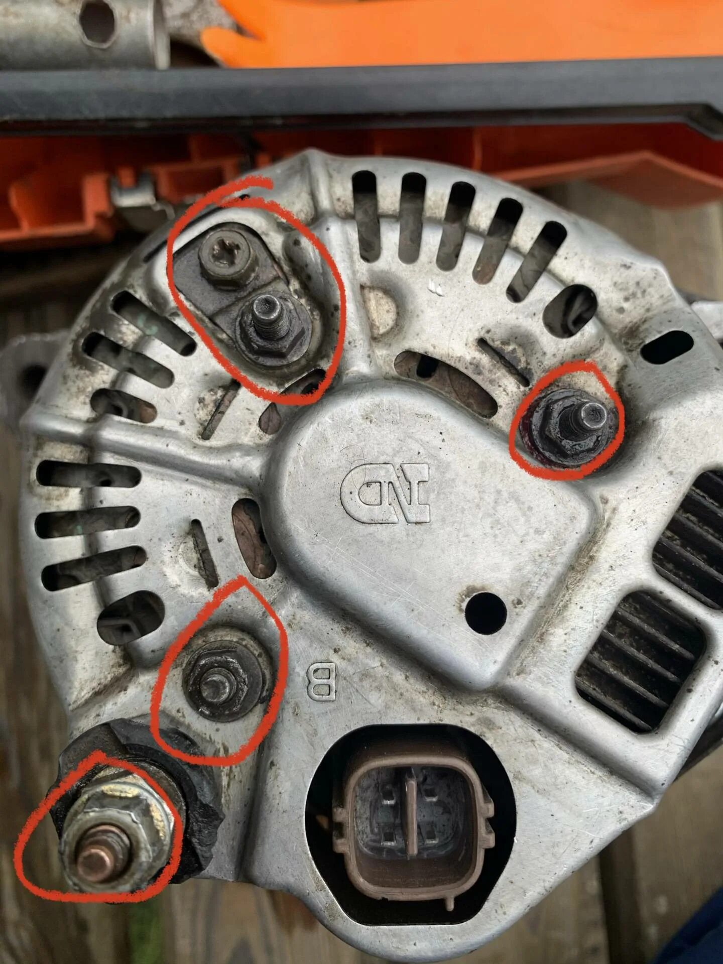 Scania g420 щётки генератора. Как заменить щетки на генераторе. Конденсатор генератора ваз 2110. Щетки генератора valeo хендай акцент. Щётки генератора ваз 2114.