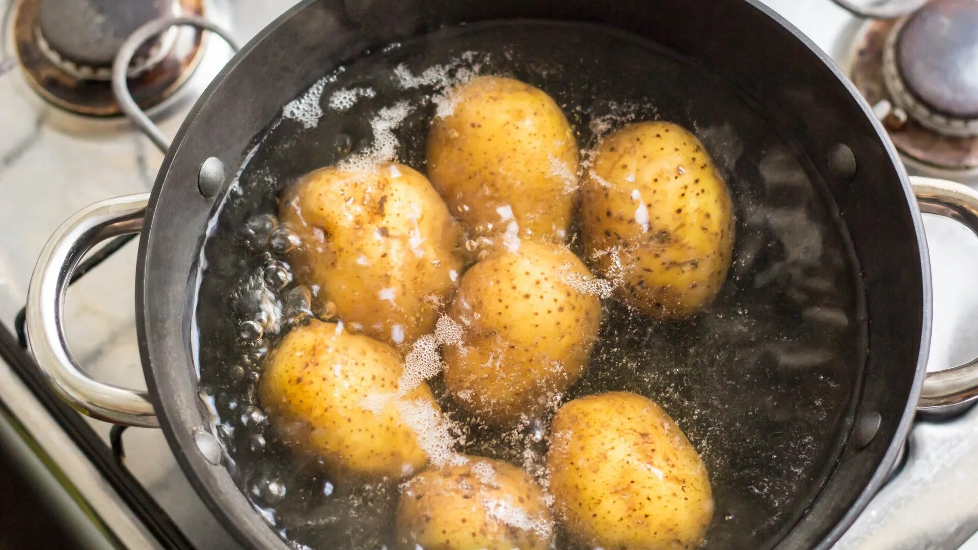 Вареная кожура. Картошка в кастрюле. Отваривание картофеля. Картошка в мундире в кастрюле. Вареный картофель в кастрюле.
