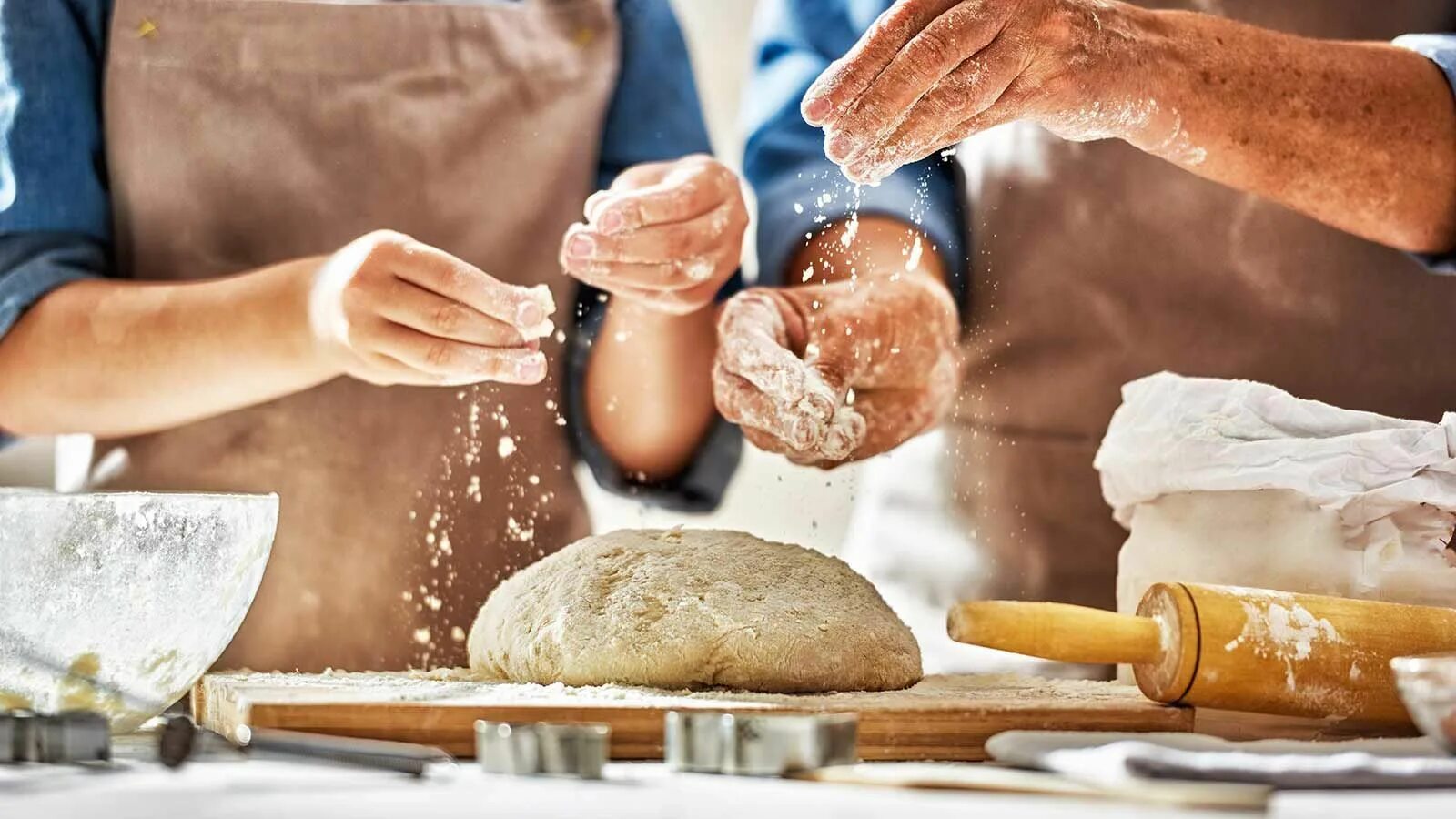 Свежеиспеченный. Выпечка в руках. Печем хлеб. Готовка хлеба. Из муки пекут хлеб.