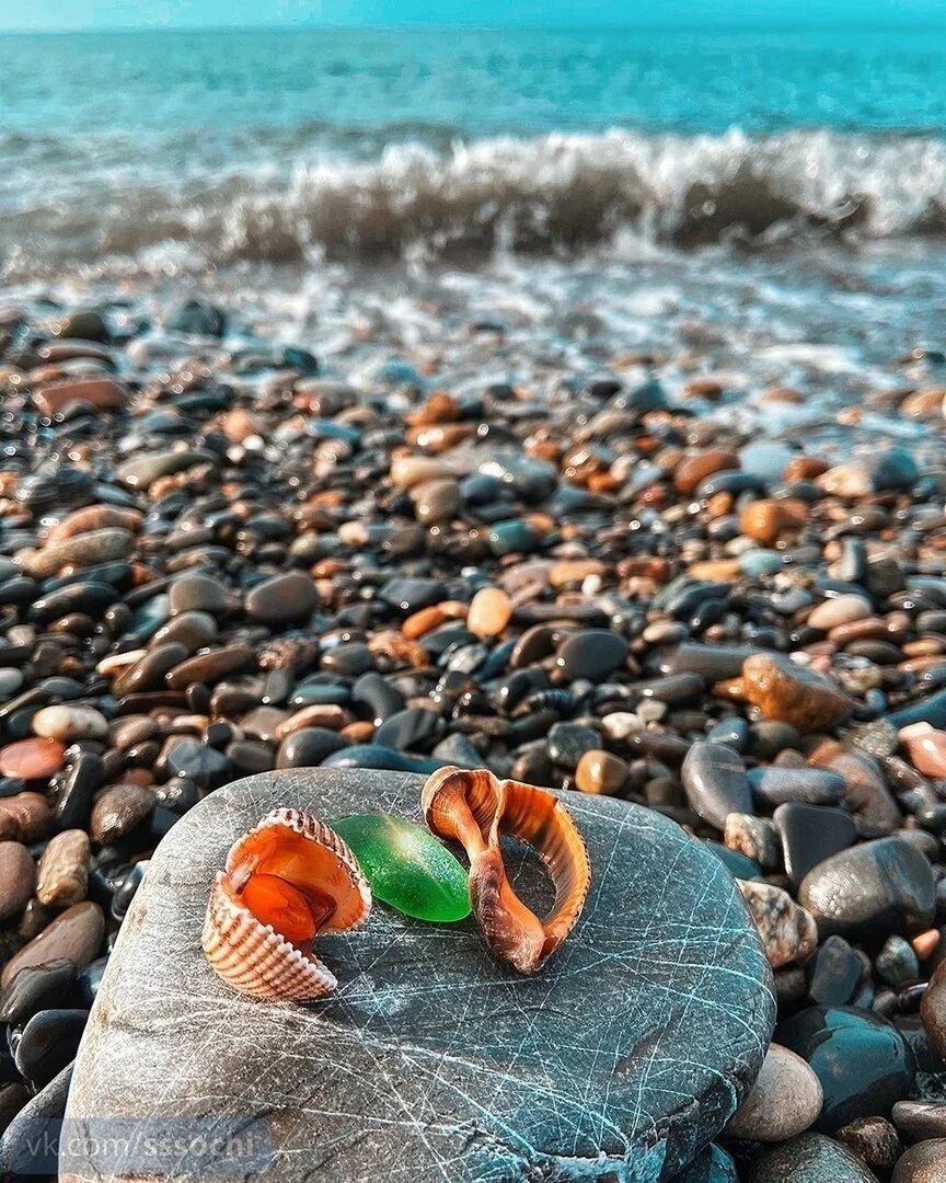 Пляжная галька. Море галька. галечный пляж. камешки на пляже.