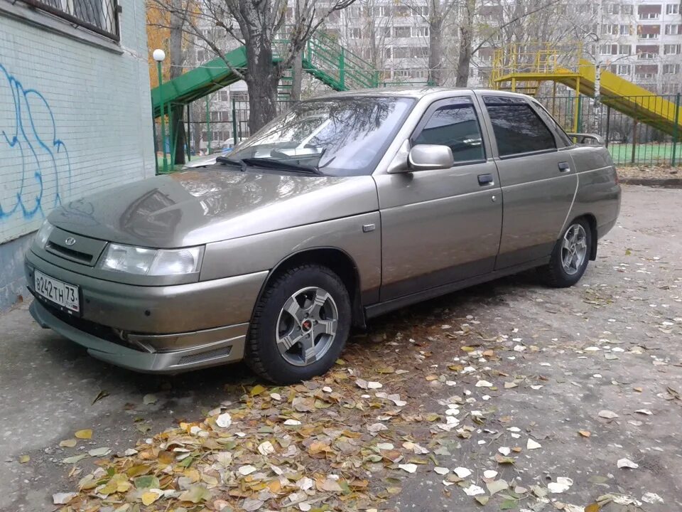 Ваз 2110 цвет папирус 387. Цвет папирус ваз 2110. Ваз 2110 2002 года папирус. Ваз 2110 папирус. Клюшки ваз 2110 цвет папирус.