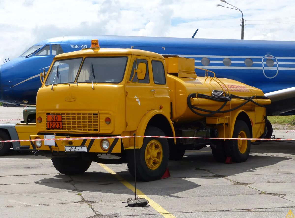 Краз 258 топливозаправщик. Яаз 210 топливозаправщик. Маз 200 тз 200. Маз 200 тз 200. Тз машина.
