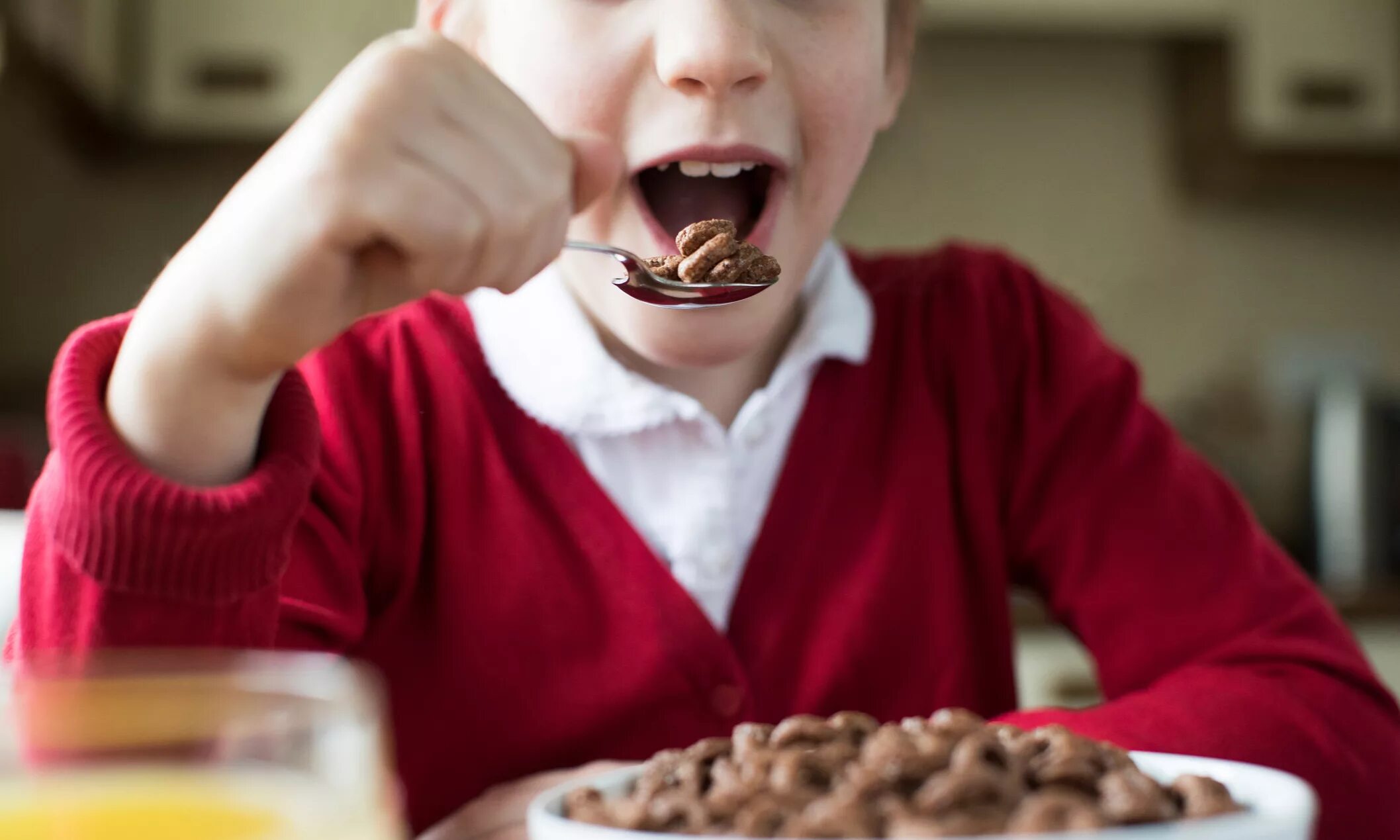 Люди едят детей. Ребенок ест сухой завтрак. Готовый шоколадный завтрак. Человек ест. Дети едят шоколадные шарики.
