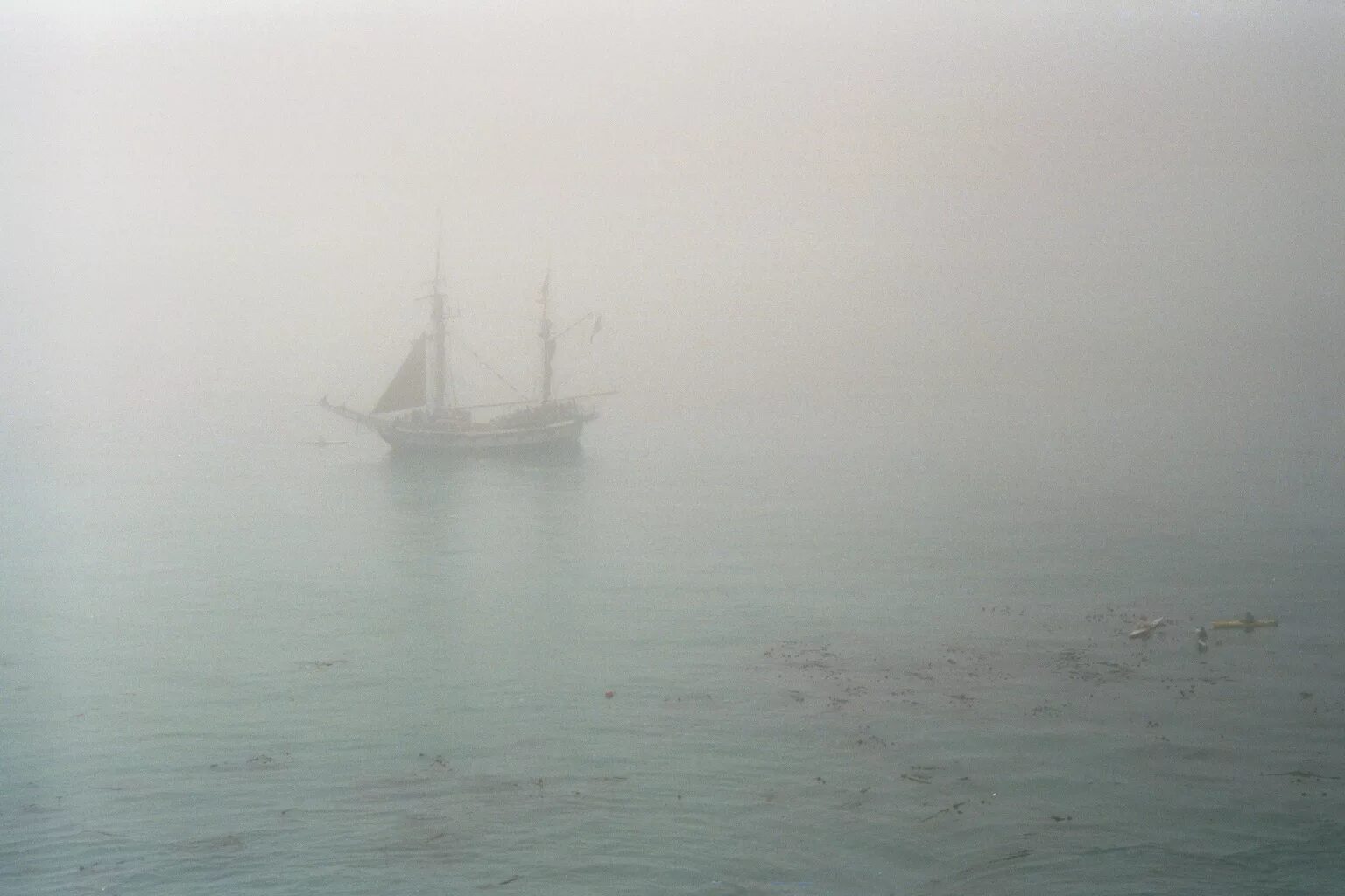 Уплывает пароход. Корабль в тумане. Судно в тумане. Парусник в тумане. Море в тумане.