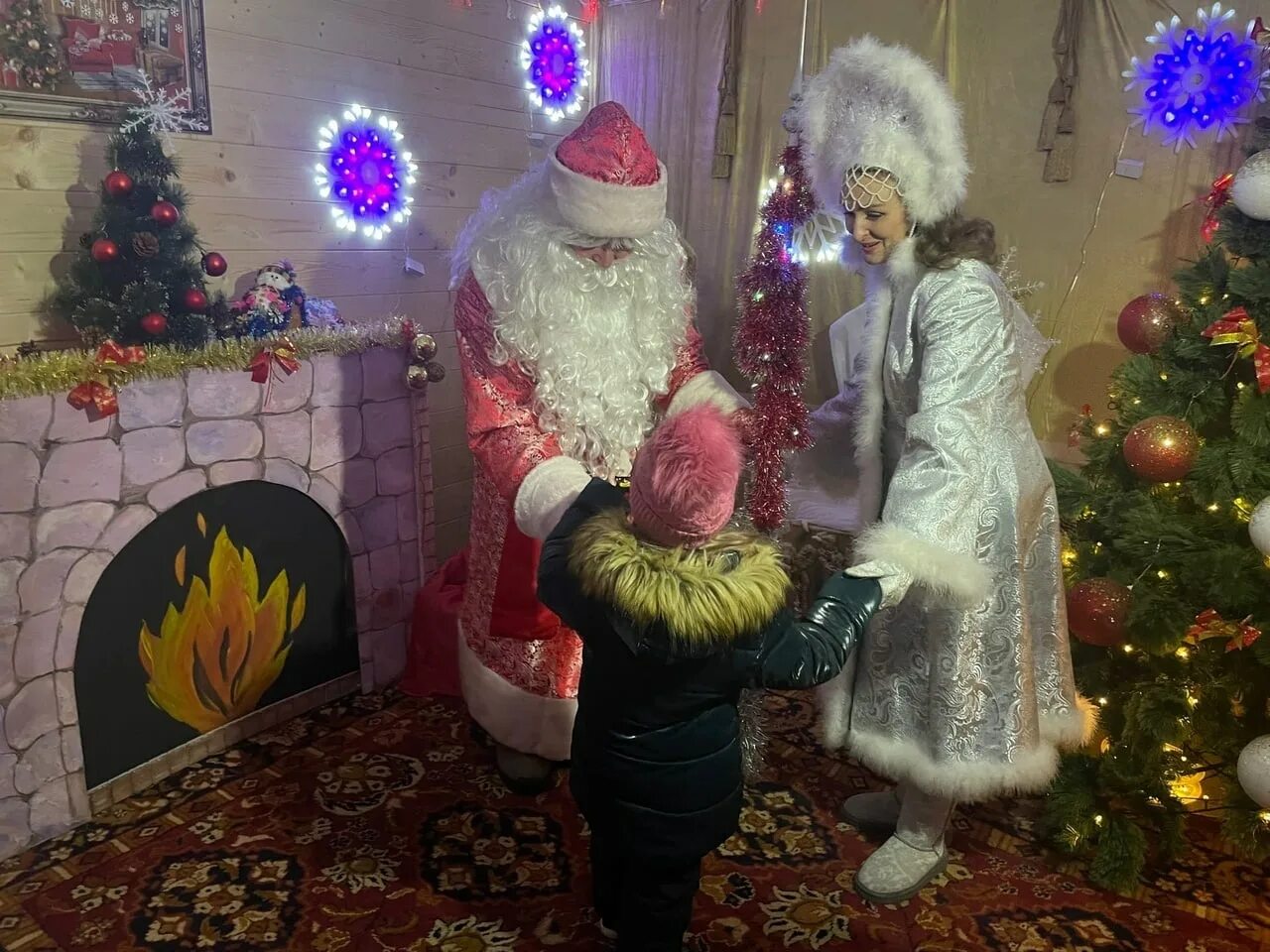 Дед мороз на театральной площади. Аттракционы в саратове на театральной площади. Дедушка мороз зажигает. Дед мороз на театральной площади. Санта клаус и снегурочка.