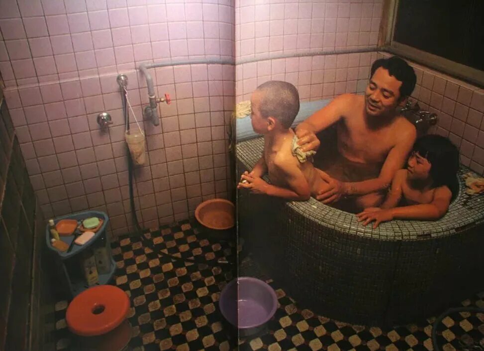 Семейное купание в ванной. Японцы моются в одной ванне. Японская семья в ванне. Японская семья в ванне моются. Мама папа дочка в бане