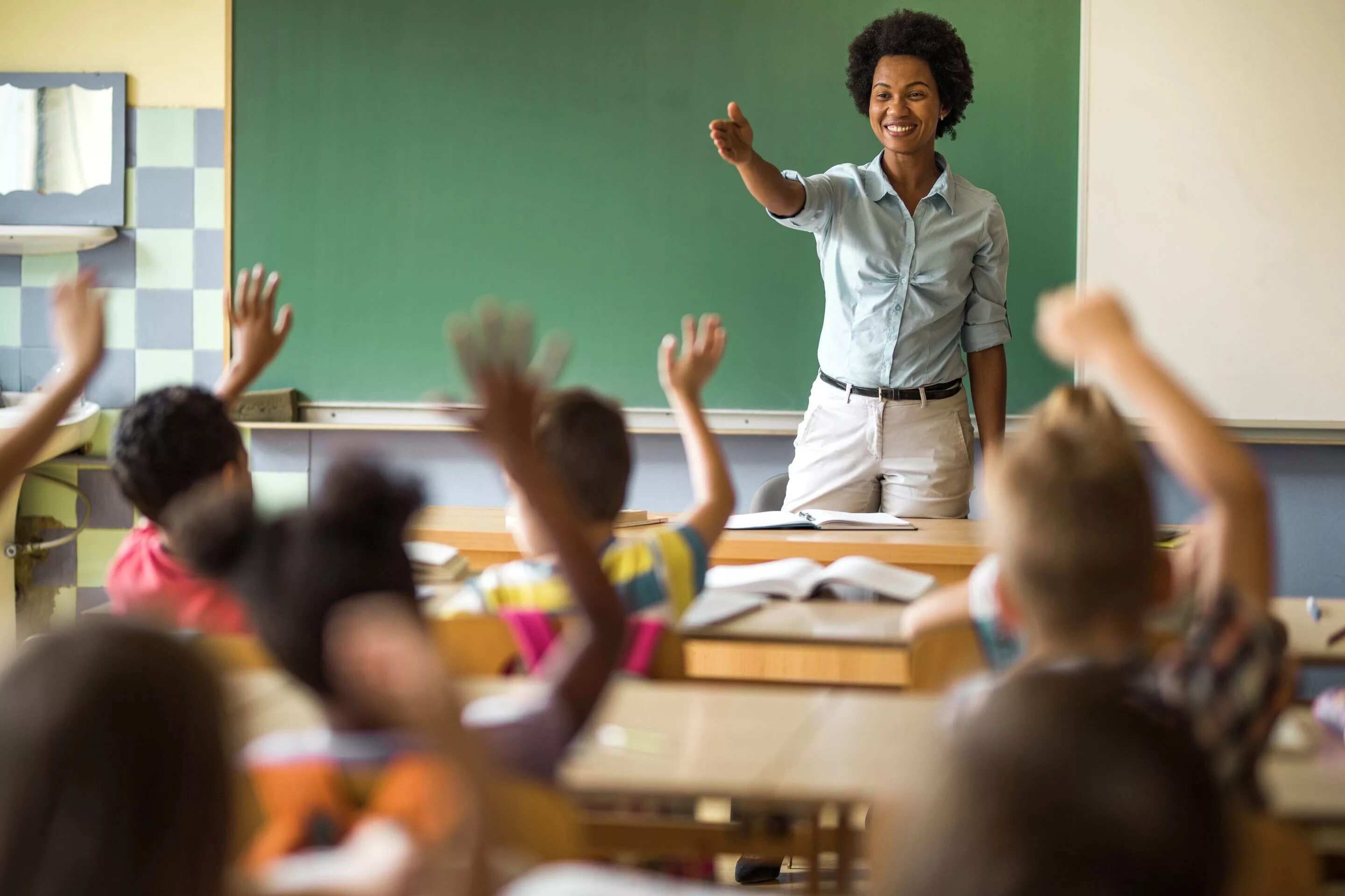 Teachers сайт. Уважение к ученикам. С уважением студент. Счастливый учитель. Учитель картинка.