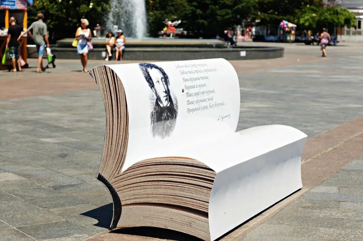 история книги. книжные необычные инсталляции. современные книги история создания. книжные инсталляции. стенд в виде книги.