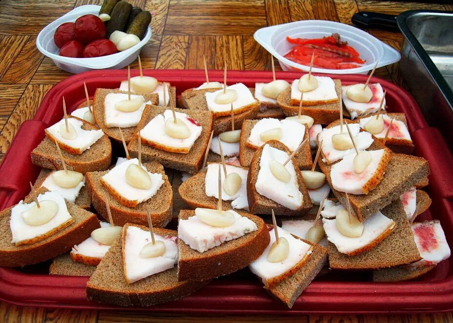 бутерброды с салом и соленым огурцом. бутерброды для фуршета. канапе с сельдью на шпажках. бутерброд с осетриной. бутерброды с салом.