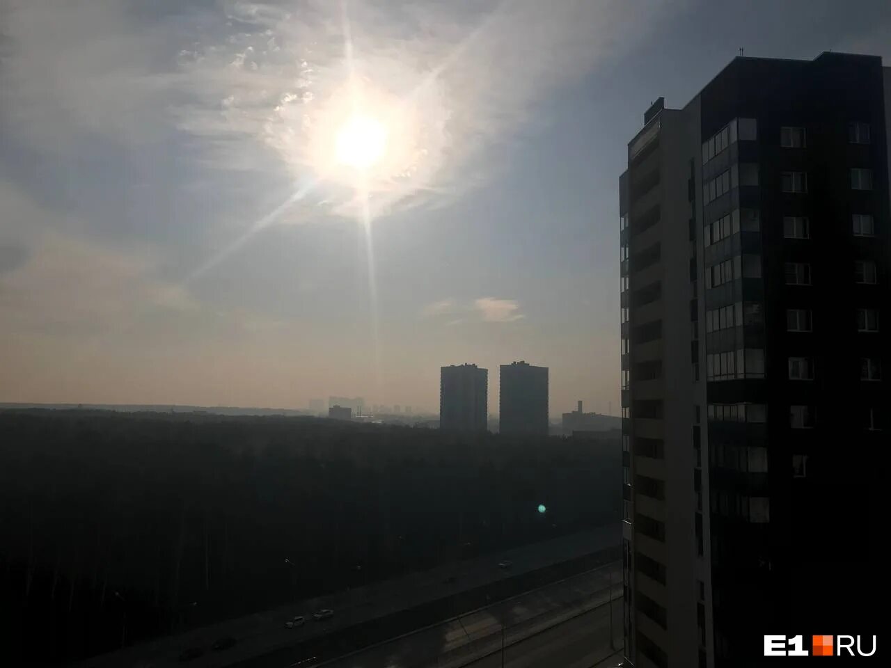 Воздух пахнет гарью. Пожар. Смог. Екатеринбург смог. В городе пахнет гарью.