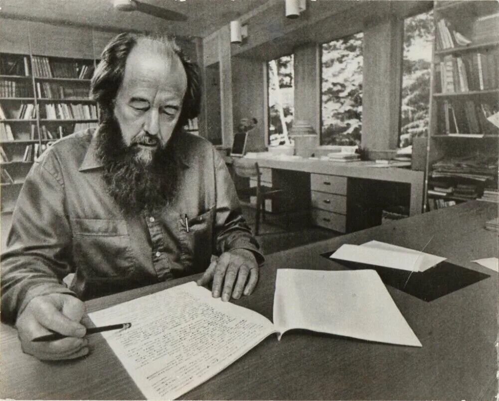 Известный писатель публицист. Солженицын в Вермонте. Солженицын портрет писателя.