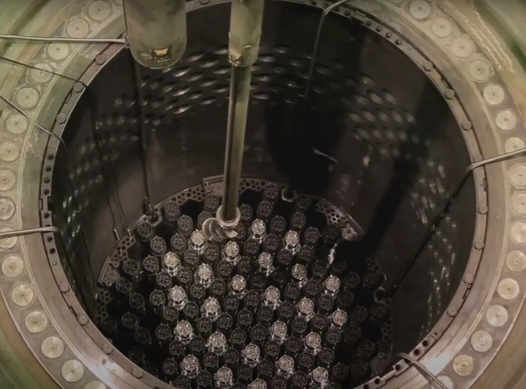 Графитовый стержень РБМК 1000. Свечение Черенкова РБМК-1000. Твэлы ядерных реакторов. Бор 60 реактор внутри. Какое топливо в ядерных реакторах