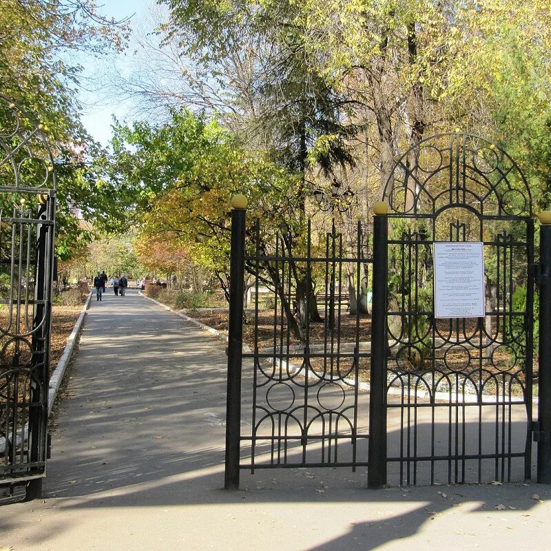 Тир город саратов. Детский парк Саратов. Городской парк Саратов памятник. Детский сквер парк Саратове. Детский парк Саратов стадион.