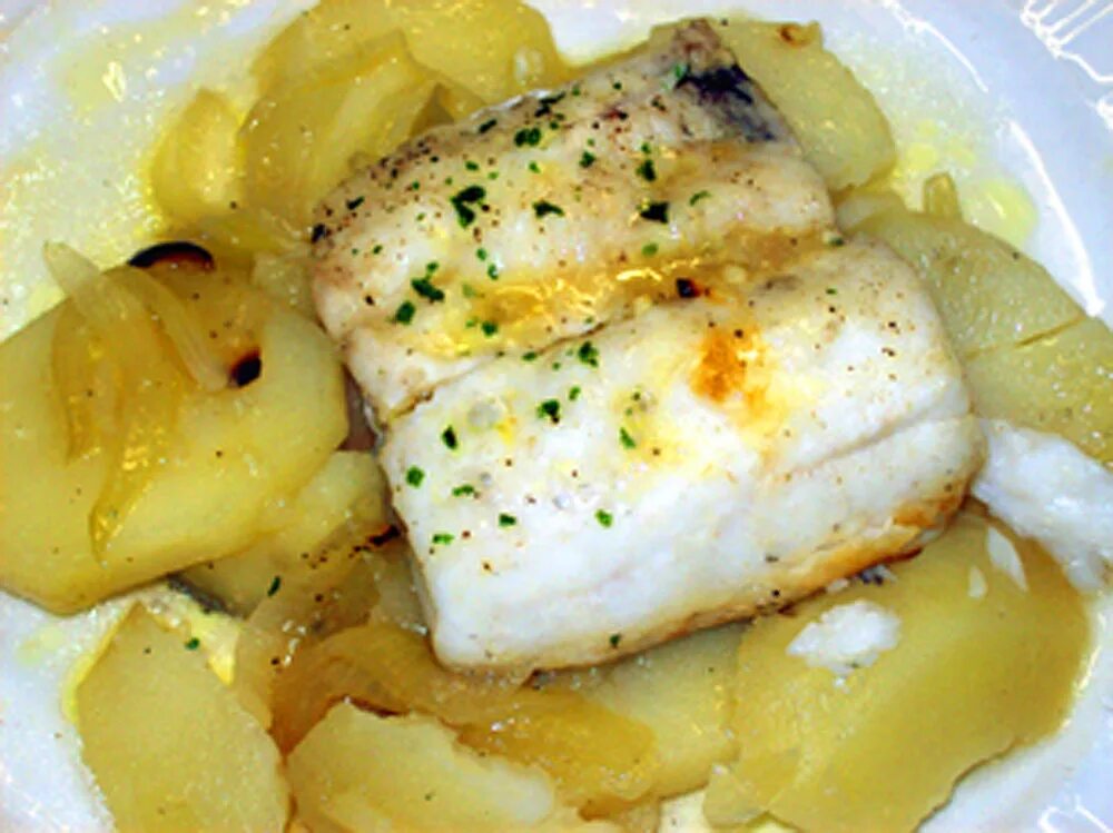 Приготовление рыбы хек. Отварная рыба с картофелем. Хек запеченный. Филе хек запеченный в духовке. Отварной картофель с рыбой.