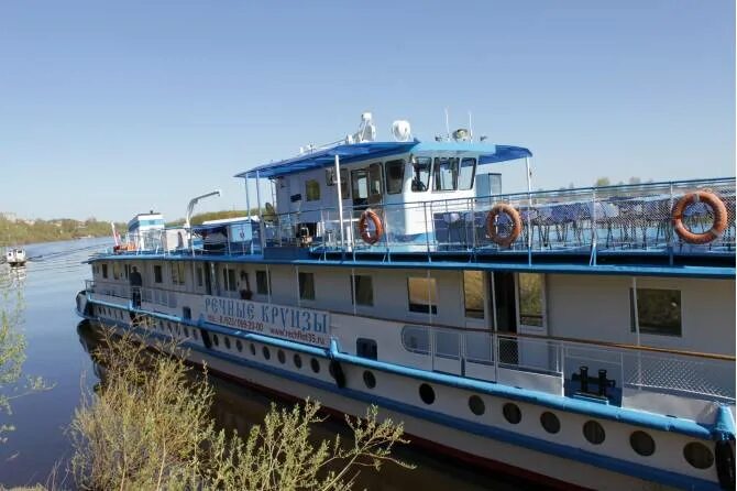 Теплоход прибыл. Теплоход странник сарапул. Теплоход очарованный странник. Вятские поляны теплоход. Водный транспорт сот 1109.