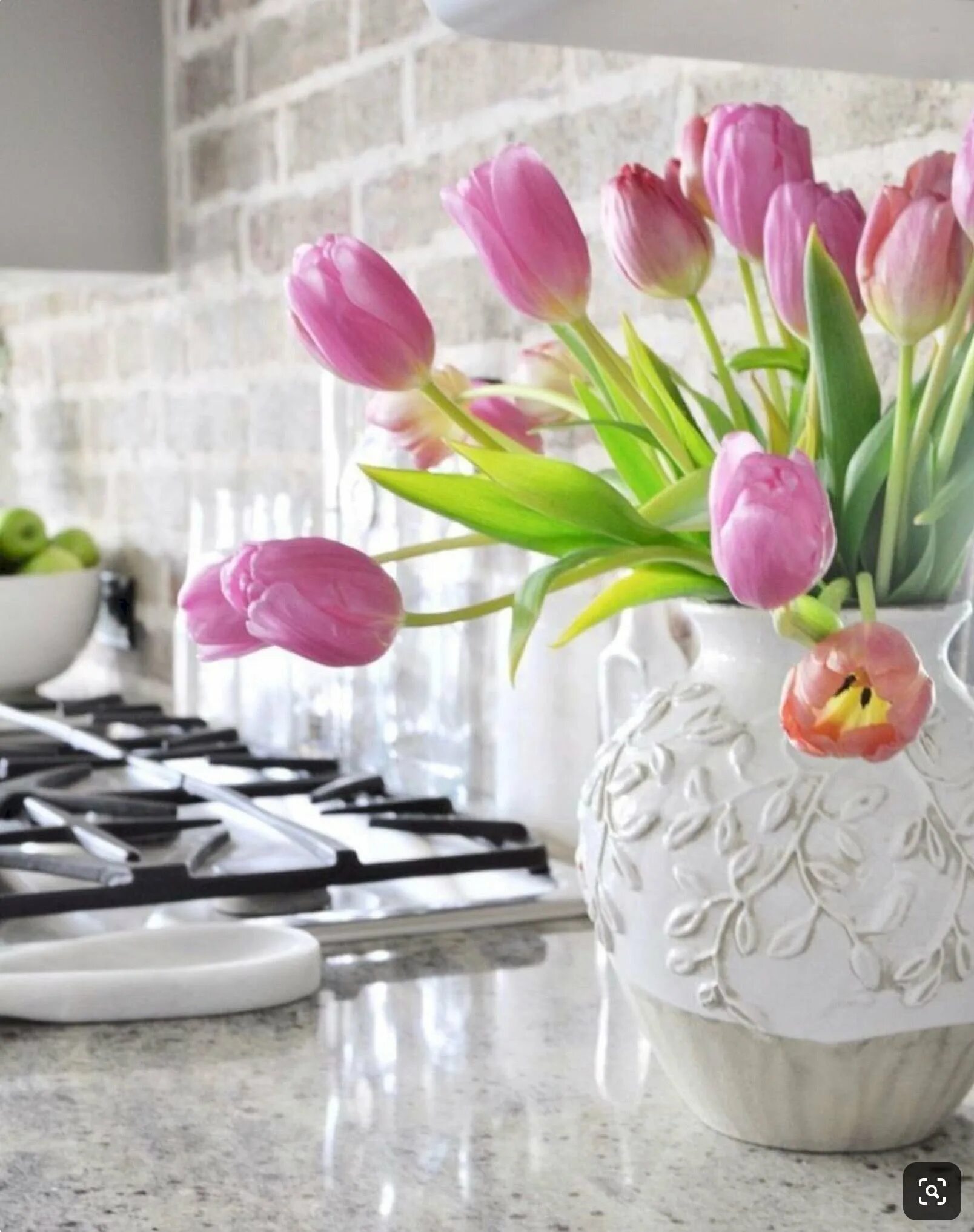 Подвесные искусственные тюльпаны в интерьере. Тюльпаны в интерьере. 3 тюльпана букет. Вазы для тюльпанов. Тюльпаны декор.