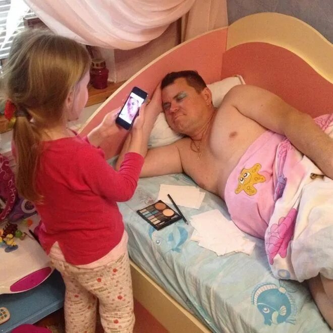 мужчина один в квартире. оставила мужа одного дома. папы и дети смешные. холодильник юмор. папа и ребенок капризничает картинки.