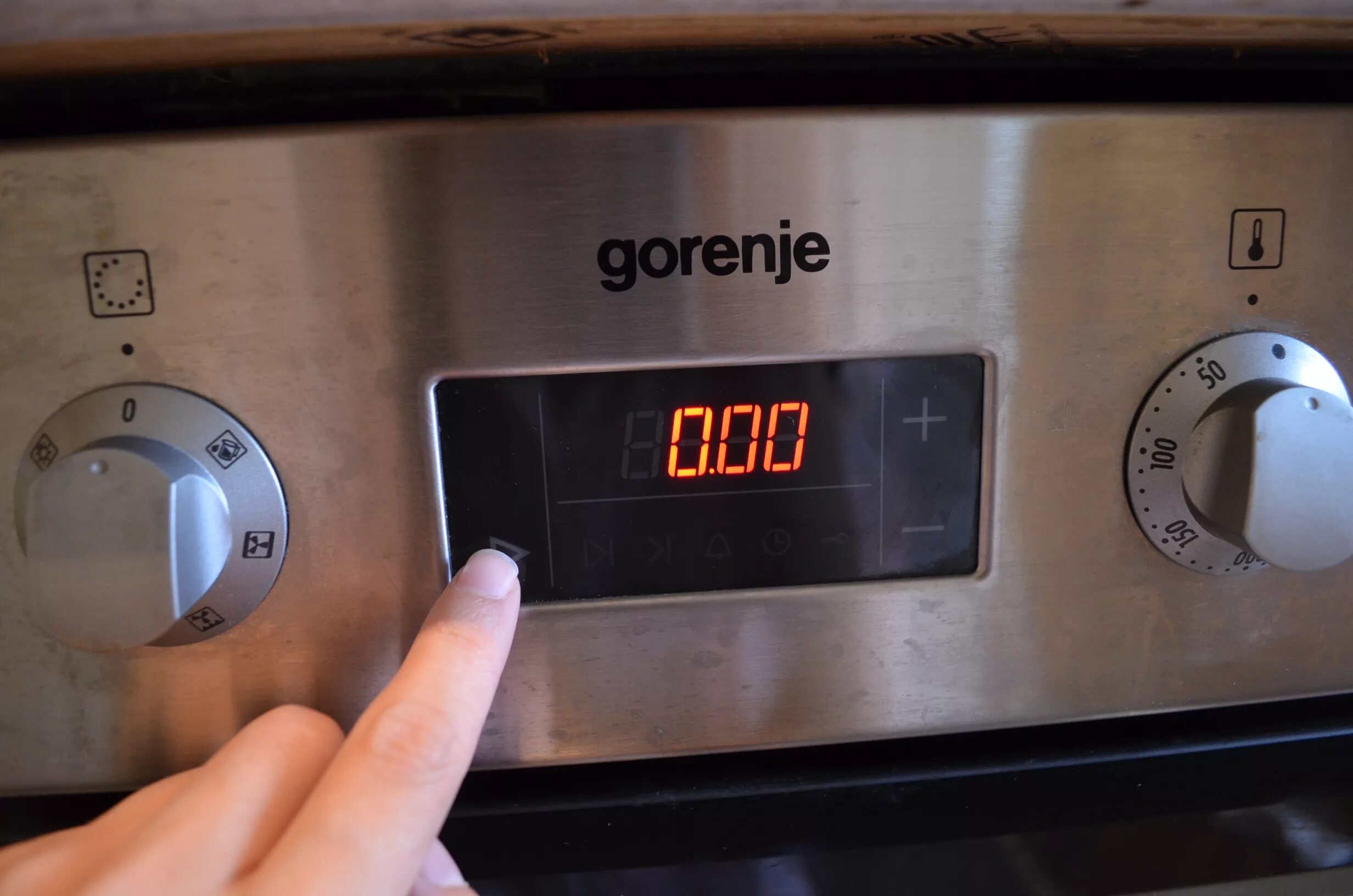 Gorenje настроить часы. Духовка горение электрическая электроника. Горение плита электрическая электронный программатор к575. Электронный программатор газовой духовки Горенье. Программатор на электроплите.