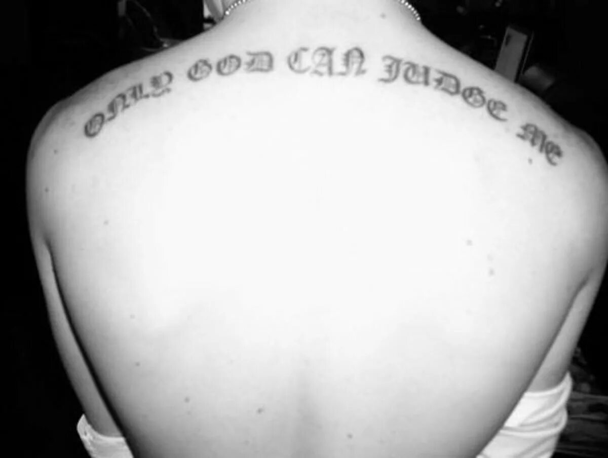 Судите на латыни. Тату на латыни на спине. Татуировка судить меня может только бог. Татуировка бог мне судья на руке. Только бог мне судья тату.