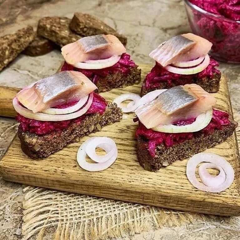 ленивая селедка под шубой в яйце. ленивая закуска сельдь под шубой. ленивая селедка под. салат ленивая селедка под шубой. ленивая селедка под.