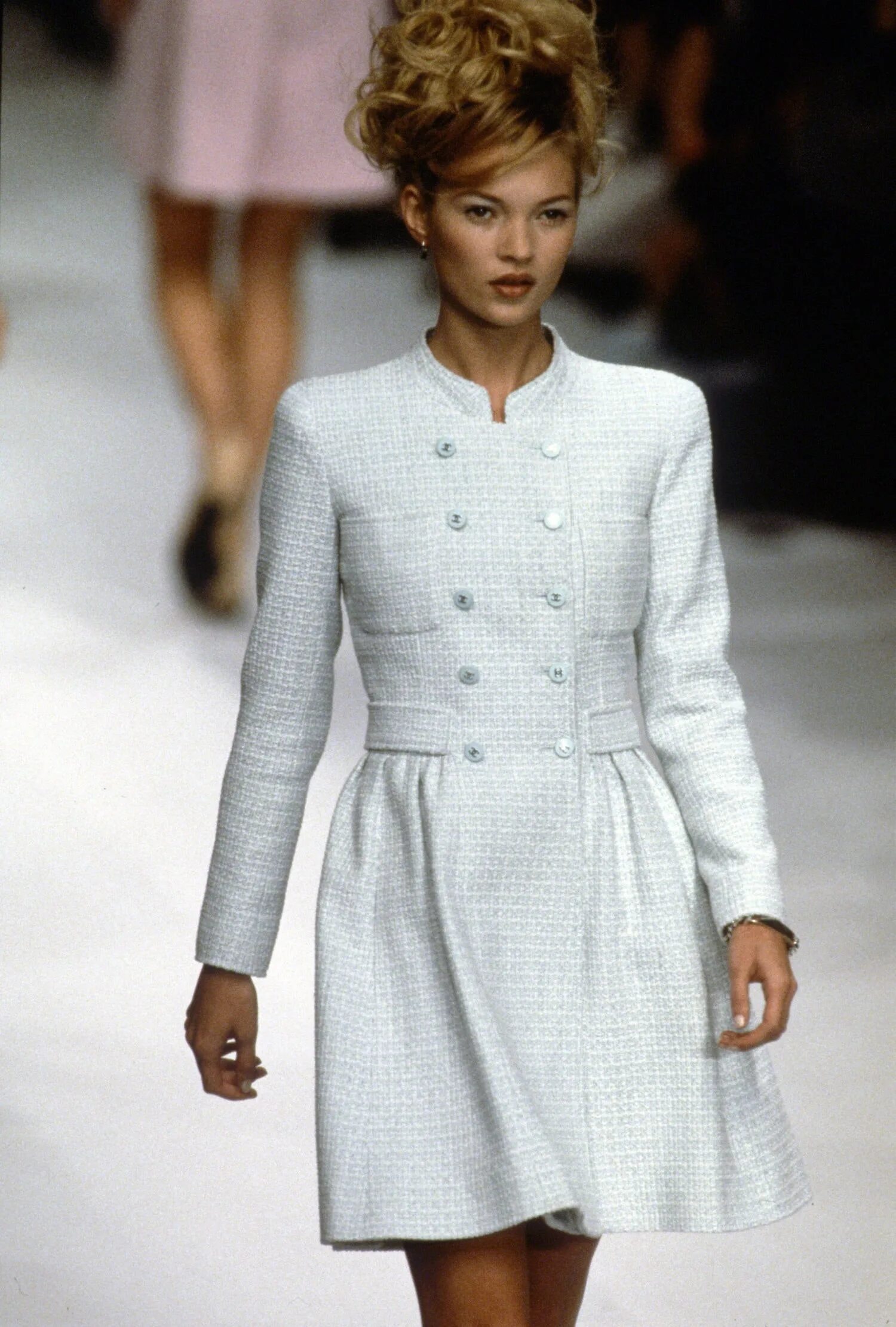 Модели замеченные. Chanel 1996. Наряды Коко Шанель 2023. Коллекция Шанель 1996. Кейт Мосс показы Шанель.