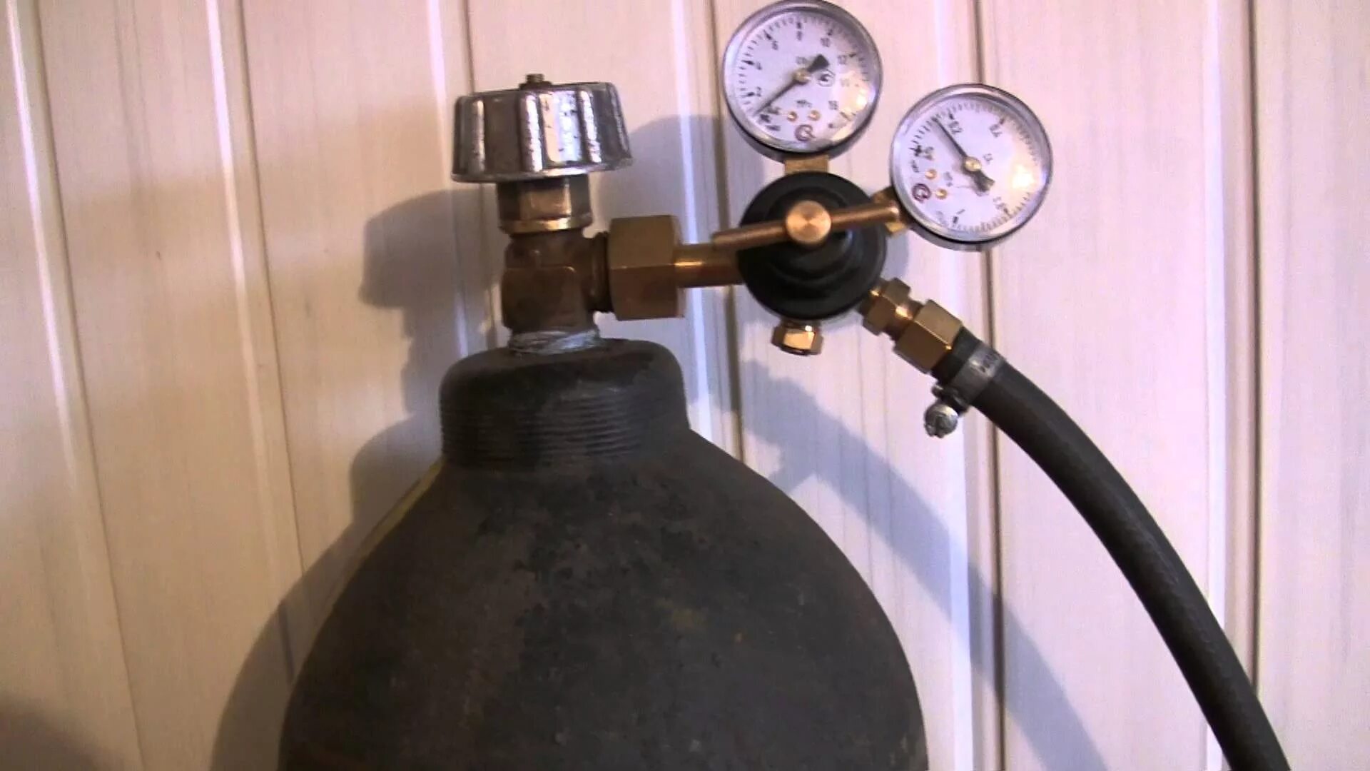 Давление углекислоты для полу. Сколько давления в углекислоте баллоне. Давление в баллоне с углекислотой 10л. Давление в баллоне с углекислотой 10л. Давление в баллоне с углекислотой 40л для сварки.