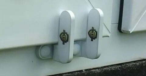 Бесшумно открылись