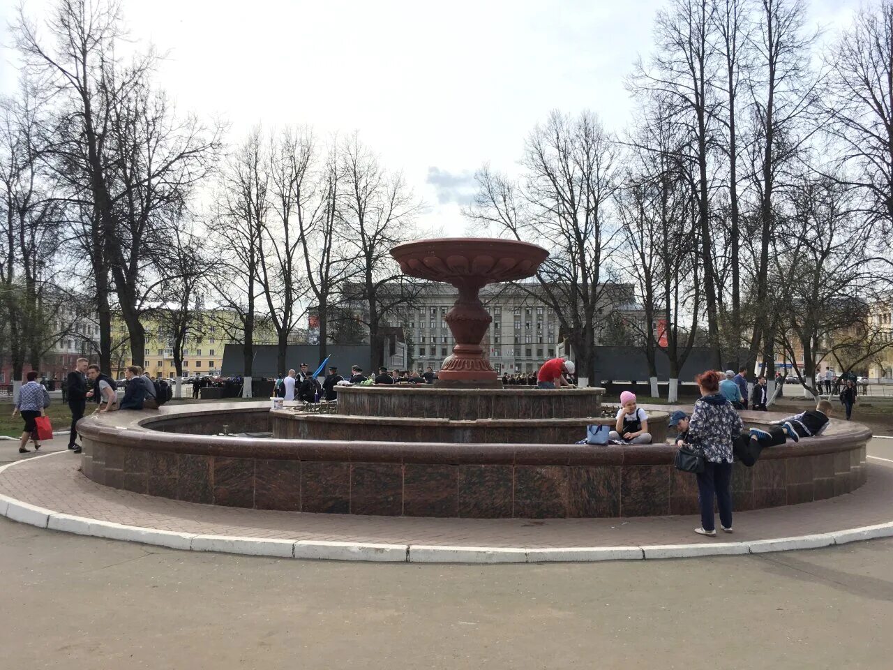 Создатель фонтана на театральной площади. Фонтан на театральной площади киров. киров фонтан сквер крин. сквер на театральной площади киров. парк победы киров фонтан.