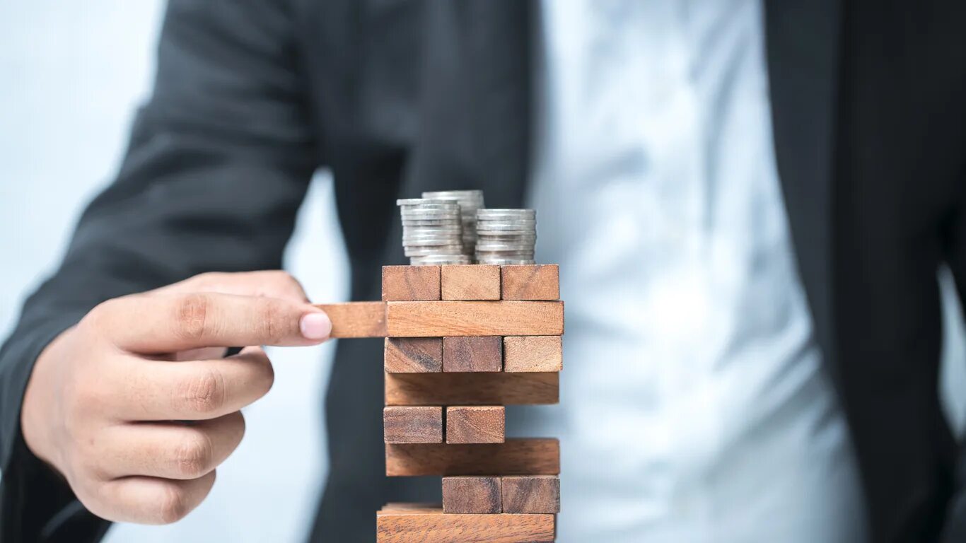 Бизнесмен с зонтом. Риски бизнесмена. Стабильность бизнеса. Бизнесмен рискует. Проблемы в бизнесе.