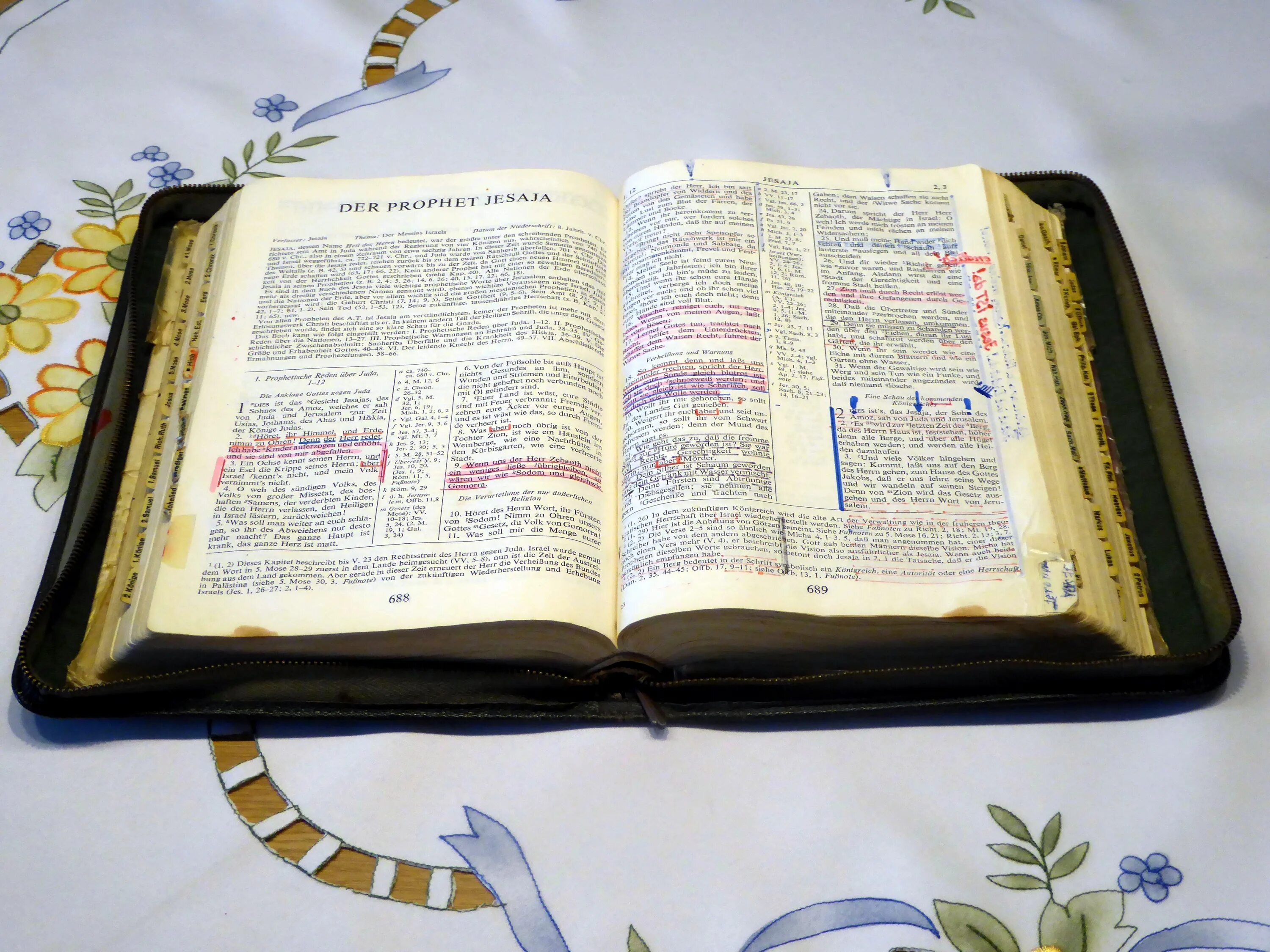 Библия. Старинная Библия. Библия оригинал. Страницы древней библи. Язык оригинала библии