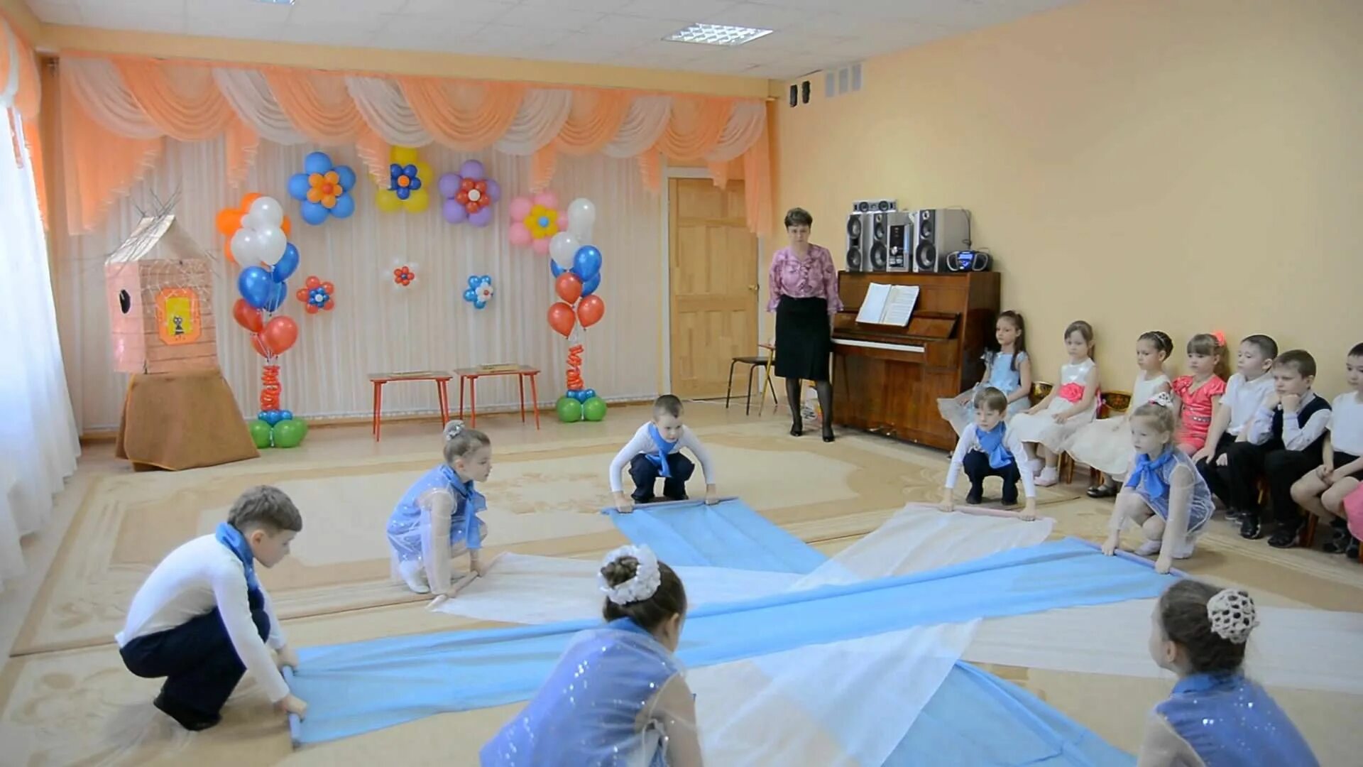 Танец с полотнами небо. Танец небо в детском саду с полотнами. садик танцы с мамами. мамочки танцуют в детском саду.