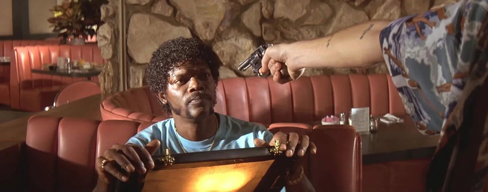 Винсент вега кейс. Дензел вашингтон криминальное чтиво. Винсент вега кейс. Винсент вега и чемодан. Тарантино бульварное чтиво.