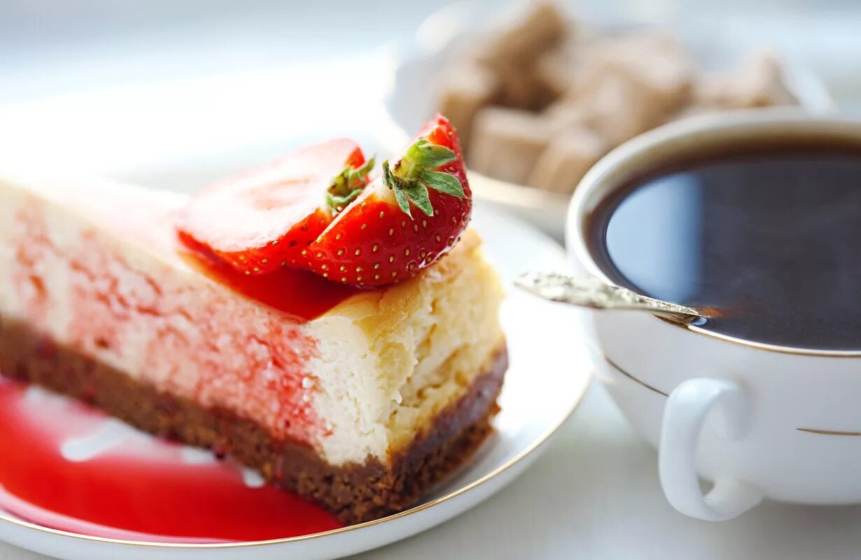 Еда чизкейк невкусно еду к продюсеру. Чизкейк ресторанная подача. Пирог с замороженными ягодами. Еда чизкейк невкусно еду к продюсеру. Диетические сладости.