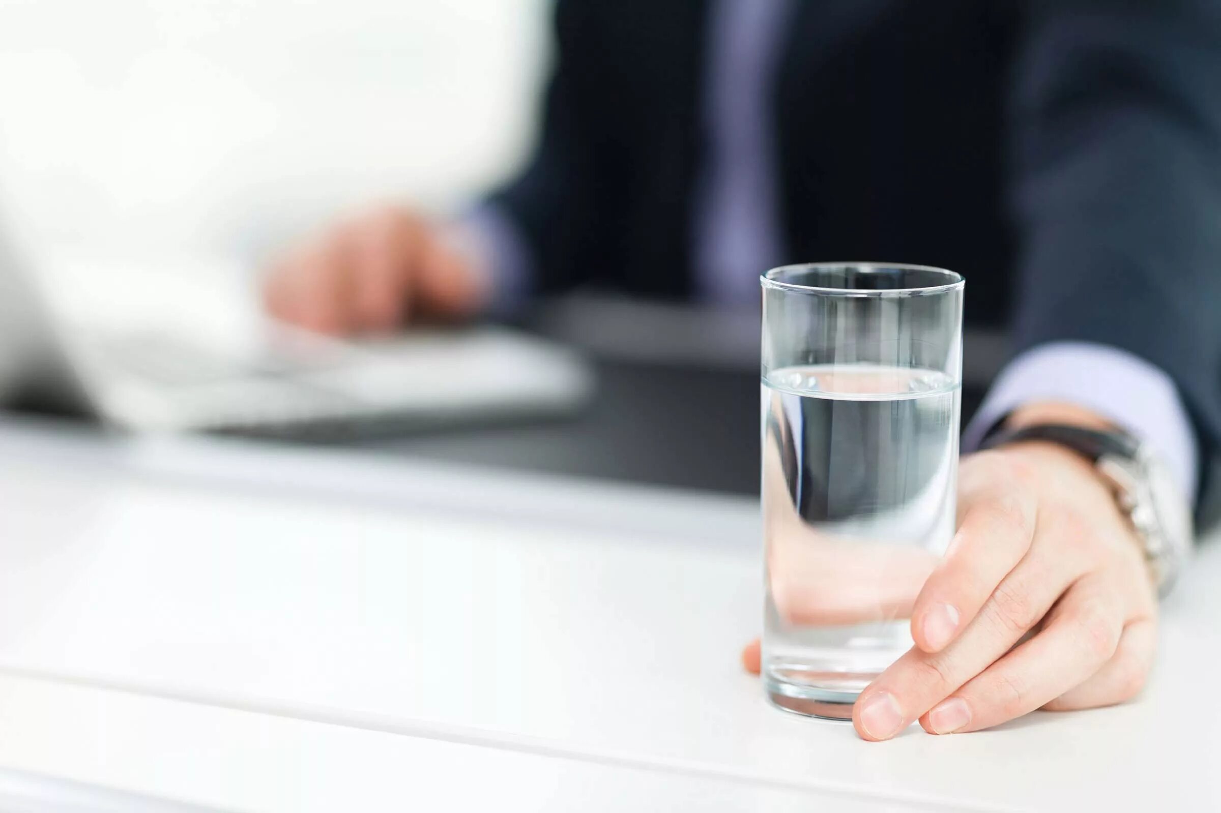 Вода в офисе. Стакан воды в офисе. Пьет воду в офисе. Стакан воды на столе. Стакан воды и батарейки