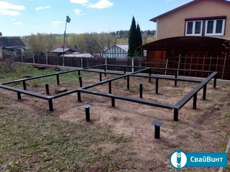 Свайный фундамент 9 9. Винтовой фундамент сруба. свайный фундамент 9х9. свайный фундамент под сруб. фундамент из винтовых свай 8×9.