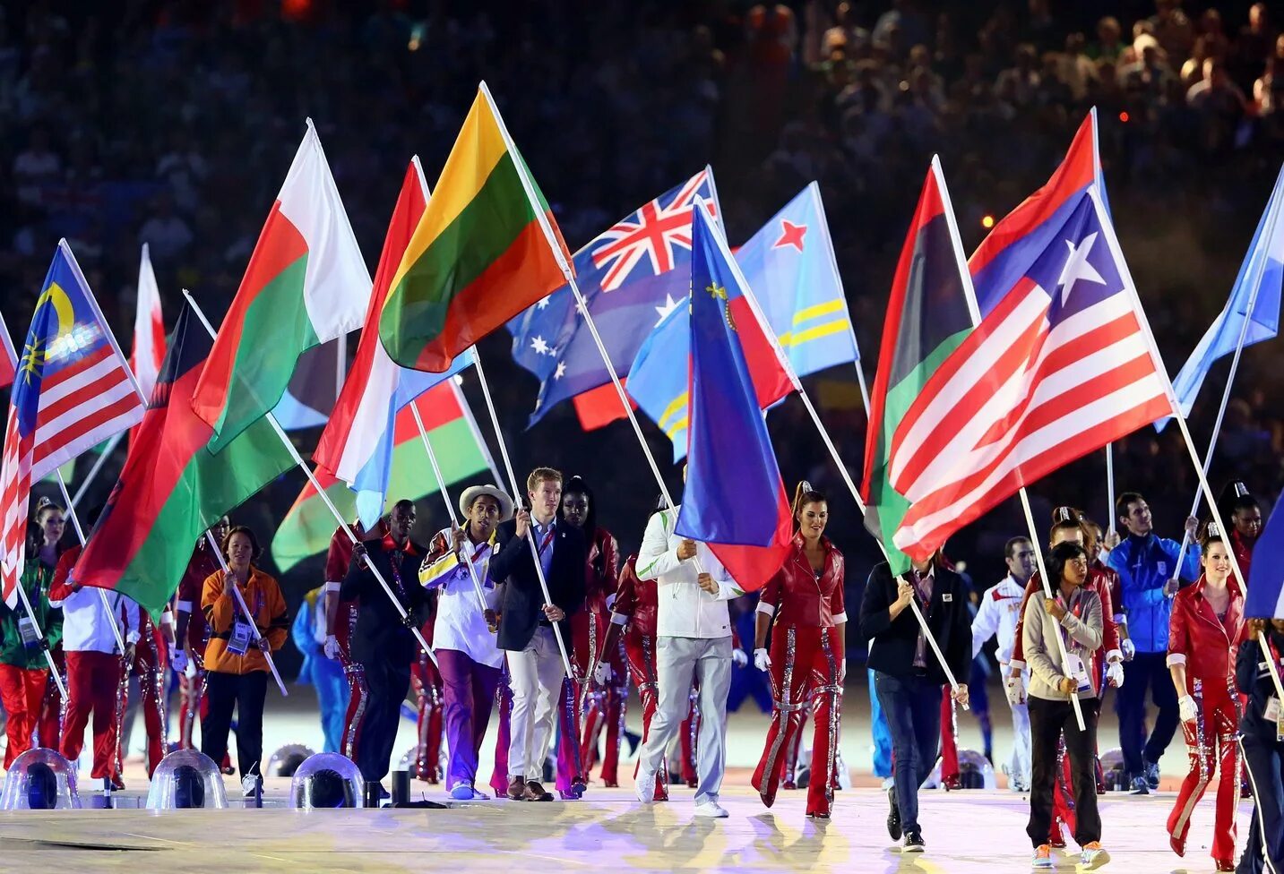 Современные Олимпийские игры. Спортсмены разных стран. Спортсмен с флагом. Участники олимпиады. All olympic games