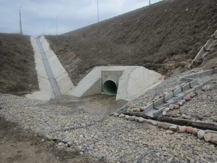 Крутизна водоотводной канавы на насыпях равна