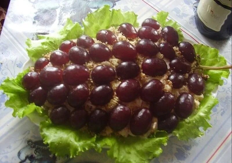 Салат изумруд с виноградом. Салат виноградная гроздь с курицей и грецкими. Салат гроздь винограда с курицей. Салат виноградная гроздь с копченой курицей и виноградом. Салат виноградная кисть.