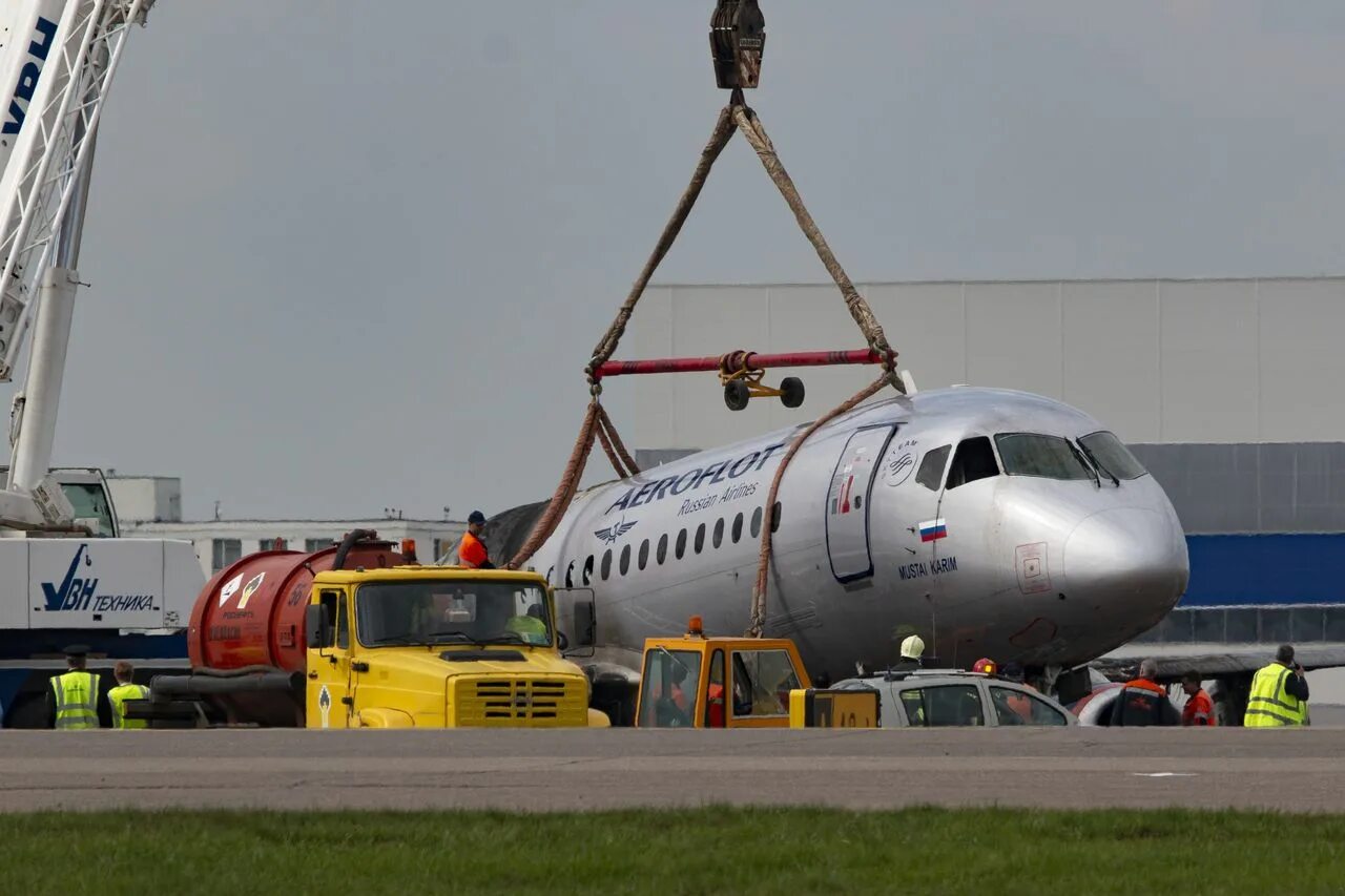 Авиакатастрофа май 2019. Крушение SSJ 100 В Шереметьево. Авиакатастрофа SSJ-100 В Шереметьево. Катастрофа SSJ 100 В Шереметьеве. Крушение Superjet 100 в Шереметьево.