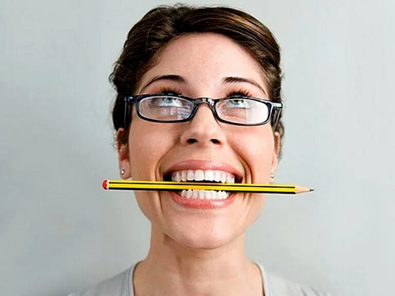 Как усилить речь. Рот карандашом. С ручкой упражнение на дикцию. Карандаш в зубах для дикции. Упражнение с карандашом во рту.