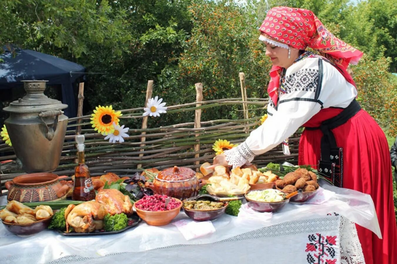 Праздник национальной кухни. Казачье подворье Ленинградская. Казачья кухня донских Казаков. Традиционный русский стол. Кубанская кухня.