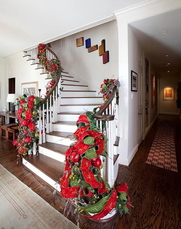 Как оформить дом в 2024 году. Украшение лестницы. Декор "лестница". Украшение лестницы к новому году. Новогоднее украшение лестницы в доме.