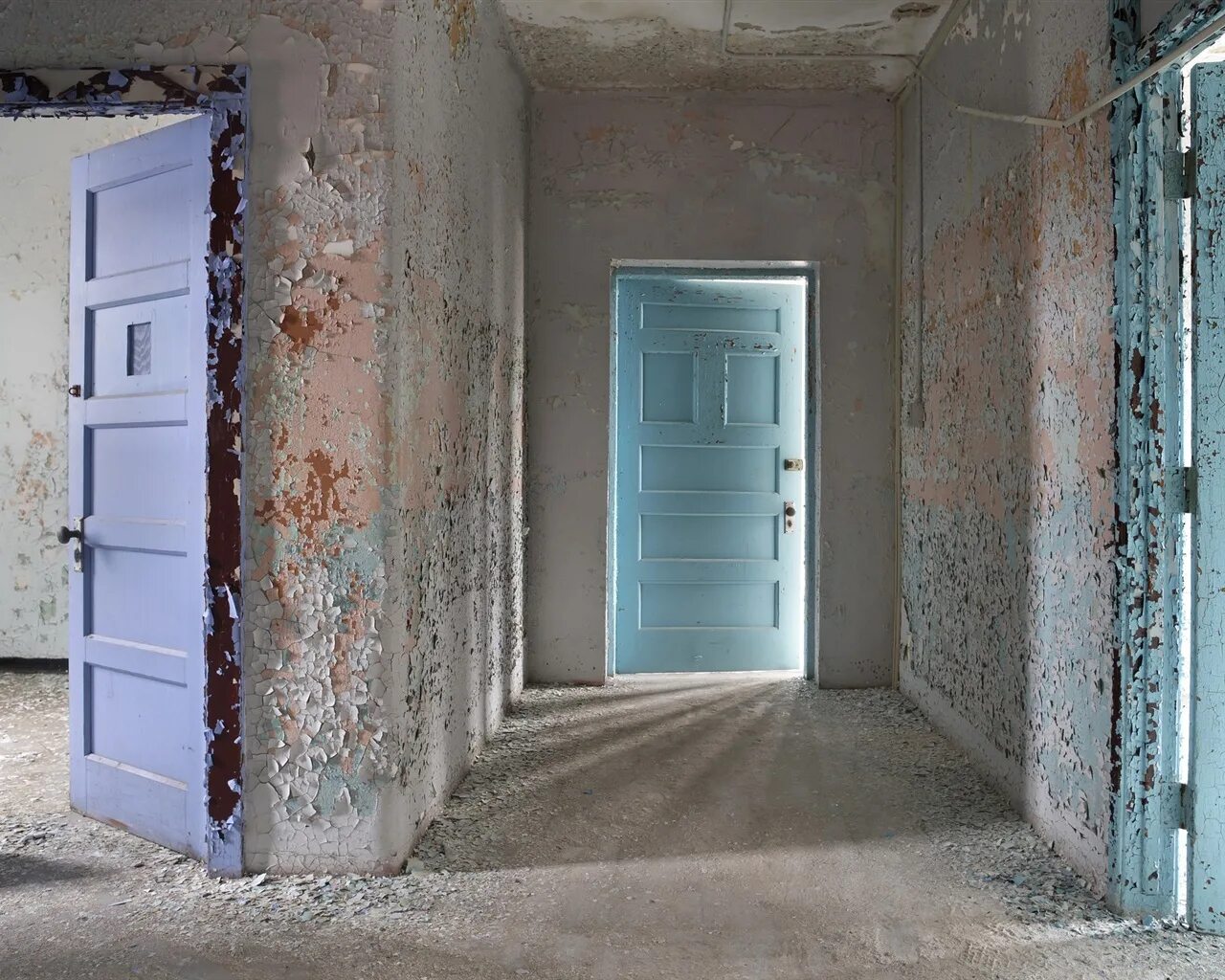 Фотографии открытой двери. Старая дверь в квартиру. открытая дверь. открытая дверь в квартиру. комната с открытой дверью.