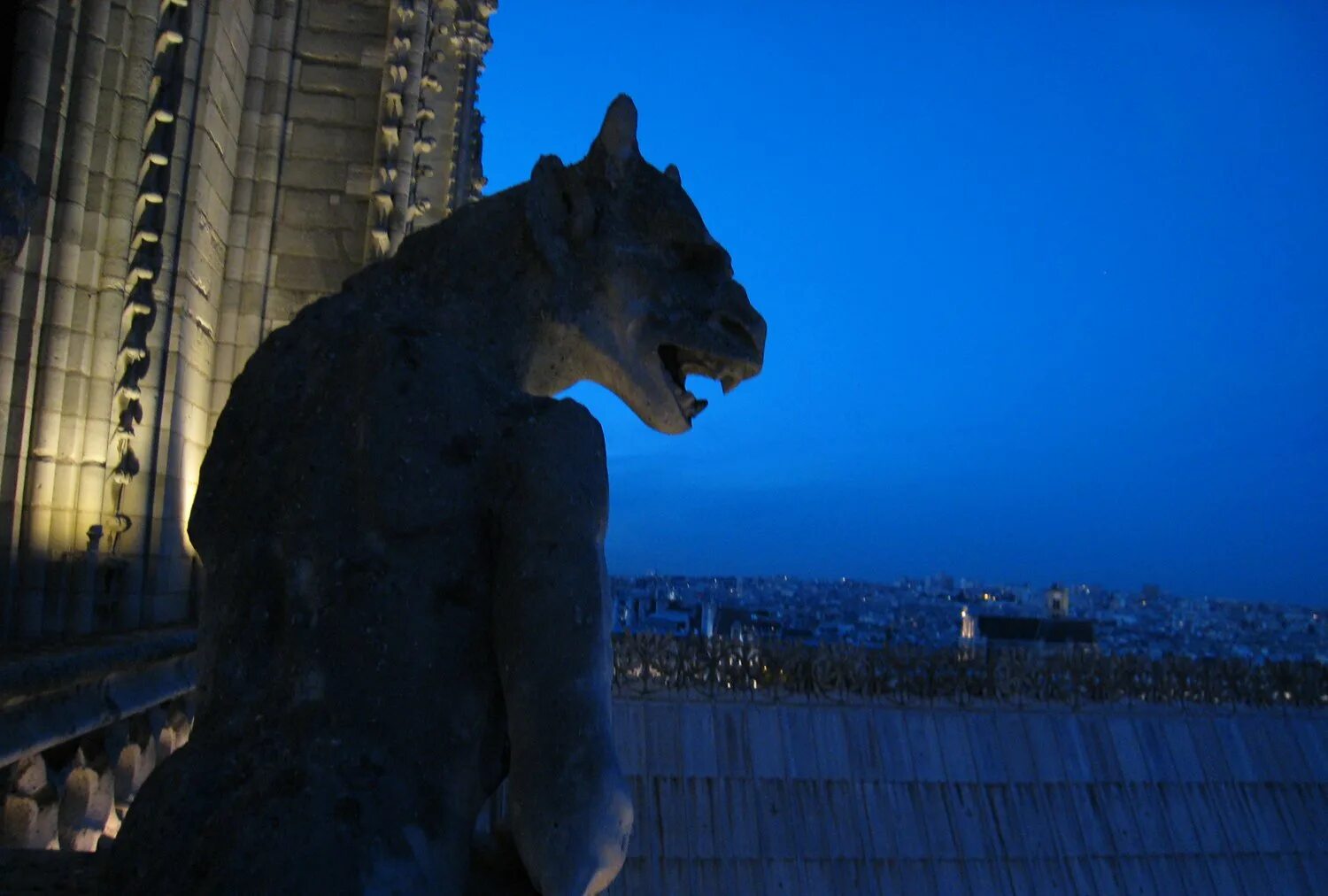 Магические животные. Хроники риддика монстры. Собор парижской богоматери горгульи. Мифические гаргульи гаргульи существа. Химера ночью.