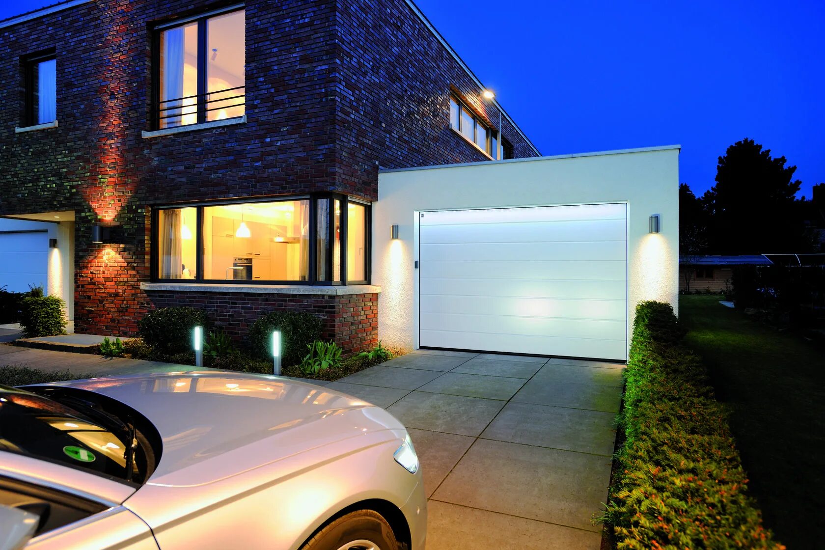 Въездные ворота алютех. Ландшафт перед домом. Ворота с калиткой "усадьба ". Ворота alutech classic. Подземный гараж в частном доме.