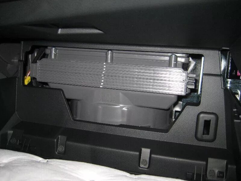 Крышка салонного фильтра санта фе 2  2. Как поменять фильтр на санта фе. Салонный фильтр хендай сантафе 3 2013. 4 воздушный фильтр. Фильтр салонный сантаф дизель 2,2 2013 год.